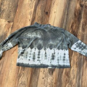 Dantelle Gray & White Tie-Dye Cropped Long Sleeve Top